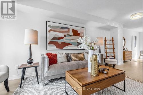 43 Bethune Way, Markham, ON - Indoor Photo Showing Living Room