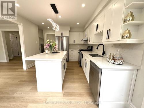 Kitchen - 31 Cavalry Trail, Markham, ON - Indoor Photo Showing Kitchen With Upgraded Kitchen