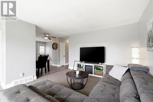 1205 Osborne Avenue, Cornwall, ON - Indoor Photo Showing Living Room
