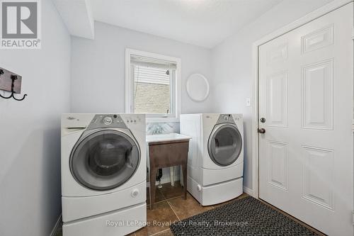 138 Flanders Road, Waterloo, ON - Indoor Photo Showing Laundry Room