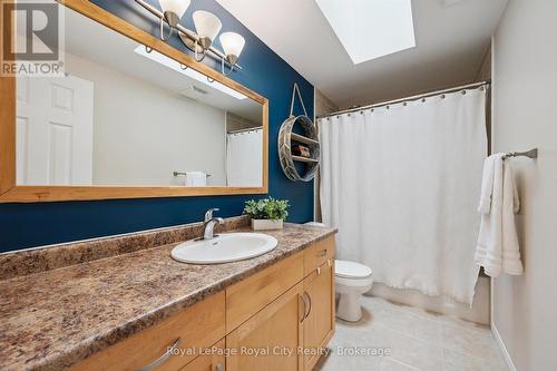 138 Flanders Road, Waterloo, ON - Indoor Photo Showing Bathroom