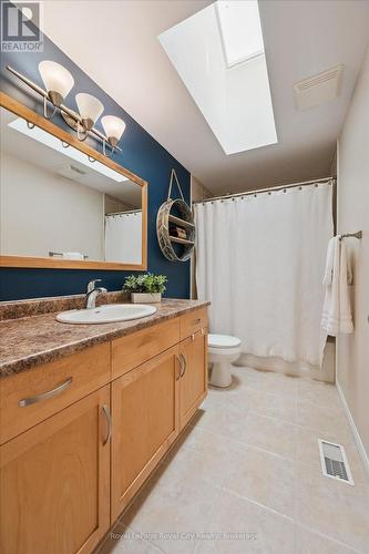 138 Flanders Road, Waterloo, ON - Indoor Photo Showing Bathroom