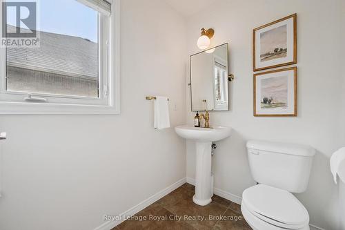 138 Flanders Road, Waterloo, ON - Indoor Photo Showing Bathroom