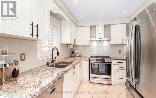 3324 Equestrian Crescent, Mississauga, ON - Indoor Photo Showing Kitchen With Double Sink With Upgraded Kitchen