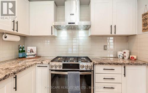 3324 Equestrian Crescent, Mississauga, ON - Indoor Photo Showing Kitchen With Upgraded Kitchen