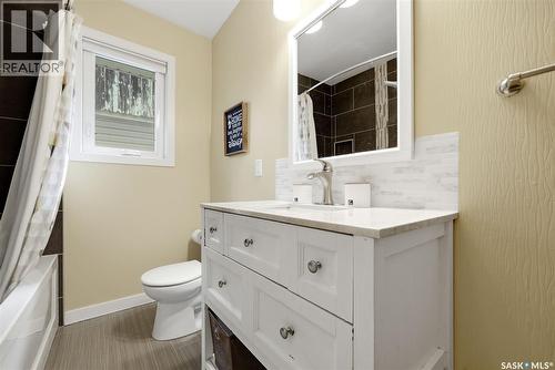 408 Mullin Avenue E, Regina, SK - Indoor Photo Showing Bathroom