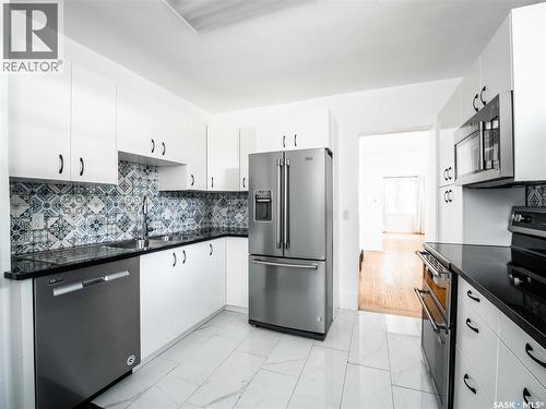 916 6Th Avenue N, Saskatoon, SK - Indoor Photo Showing Kitchen With Double Sink