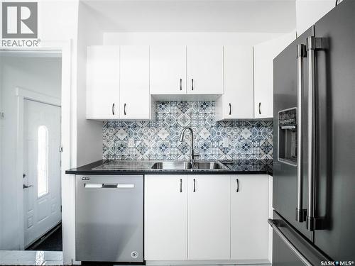 916 6Th Avenue N, Saskatoon, SK - Indoor Photo Showing Kitchen With Double Sink