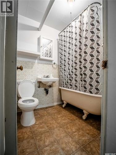 916 6Th Avenue N, Saskatoon, SK - Indoor Photo Showing Bathroom