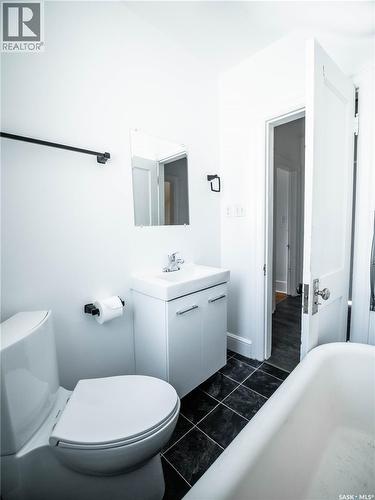 916 6Th Avenue N, Saskatoon, SK - Indoor Photo Showing Bathroom