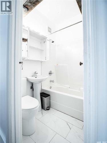 916 6Th Avenue N, Saskatoon, SK - Indoor Photo Showing Bathroom