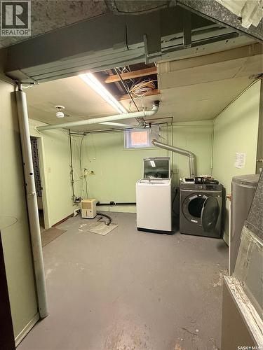 916 6Th Avenue N, Saskatoon, SK - Indoor Photo Showing Garage
