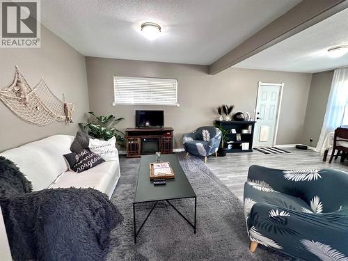 411 7Th Avenue, Castlegar, BC - Indoor Photo Showing Living Room