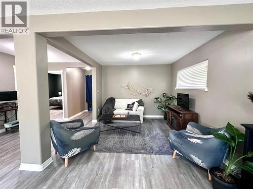 411 7Th Avenue, Castlegar, BC - Indoor Photo Showing Living Room