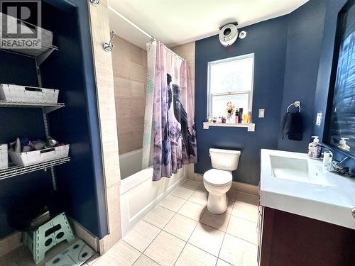 411 7Th Avenue, Castlegar, BC - Indoor Photo Showing Bathroom