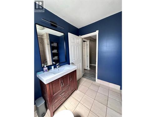 411 7Th Avenue, Castlegar, BC - Indoor Photo Showing Bathroom