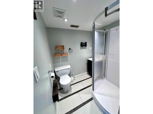 411 7Th Avenue, Castlegar, BC - Indoor Photo Showing Bathroom