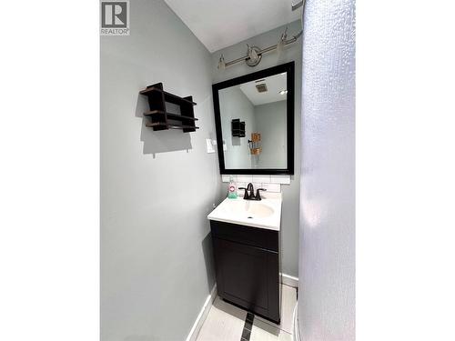 411 7Th Avenue, Castlegar, BC - Indoor Photo Showing Bathroom