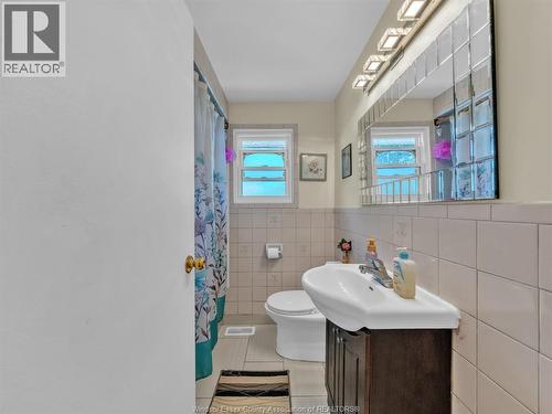 1615 Curry, Windsor, ON - Indoor Photo Showing Bathroom