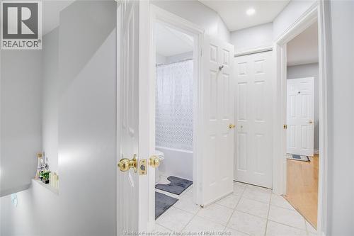2759 Mckay Avenue, Windsor, ON - Indoor Photo Showing Bathroom