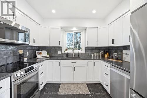 306 Lakeside Drive, Goderich (Goderich (Town)), ON - Indoor Photo Showing Kitchen With Upgraded Kitchen