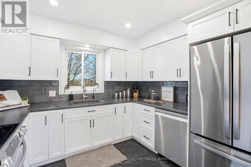 306 Lakeside Drive, Goderich (Goderich (Town)), ON - Indoor Photo Showing Kitchen
