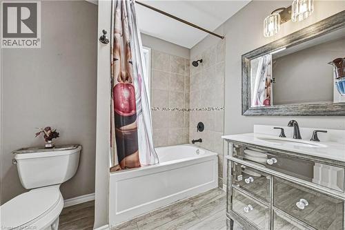 218 Grosvenor Avenue N, Hamilton, ON - Indoor Photo Showing Bathroom