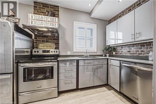218 Grosvenor Avenue N, Hamilton, ON - Indoor Photo Showing Kitchen