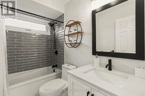 2nd floor main bathroom - 939 Como Crescent, Ottawa, ON - Indoor Photo Showing Bathroom