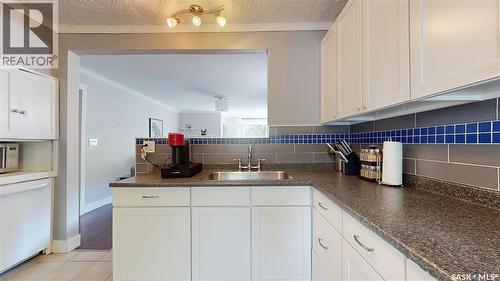 3054 Athol Street, Regina, SK - Indoor Photo Showing Kitchen