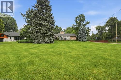 Expansive front lawn with a single-story brick and white siding residence - 264 Mountain Brow Boulevard, Hamilton, ON - Outdoor