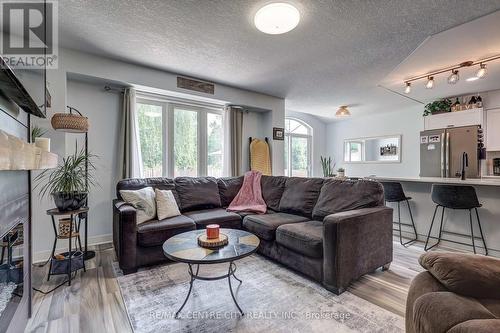 15 Schreyer Drive, St. Thomas, ON - Indoor Photo Showing Living Room