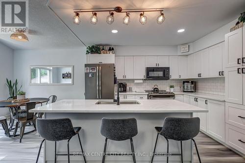 15 Schreyer Drive, St. Thomas, ON - Indoor Photo Showing Kitchen With Upgraded Kitchen