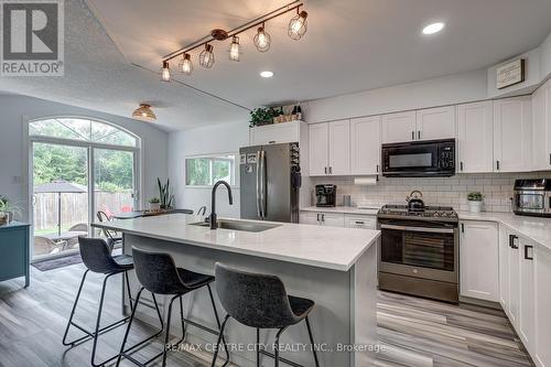 15 Schreyer Drive, St. Thomas, ON - Indoor Photo Showing Kitchen With Upgraded Kitchen