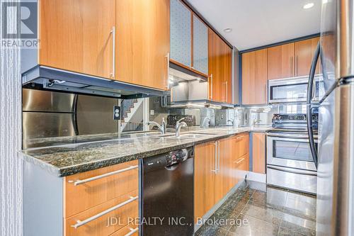 610 - 11 Everson Drive, Toronto, ON - Indoor Photo Showing Kitchen