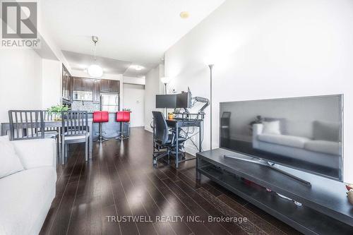 1207 - 151 Upper Duke Crescent, Markham, ON - Indoor Photo Showing Living Room
