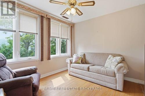 3 - 125 Elm Street, St. Thomas, ON - Indoor Photo Showing Living Room