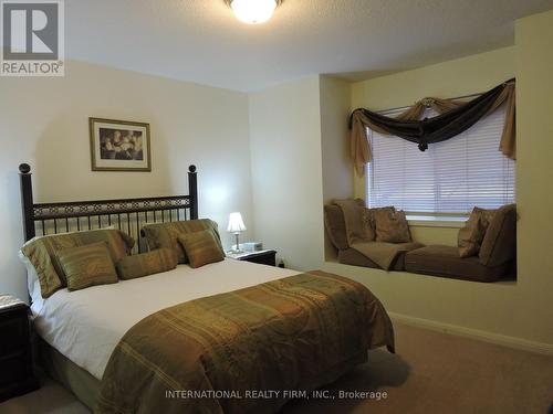 2453 BAINTREE CRESCENT , Oakville, Ontario L6M 4W9 3