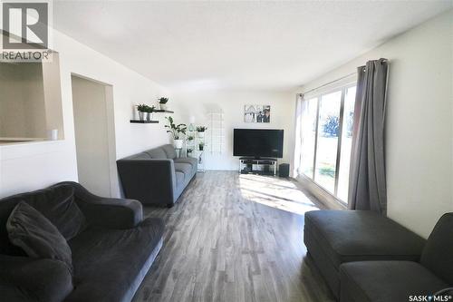 3920 Montague Street, Regina, SK - Indoor Photo Showing Living Room