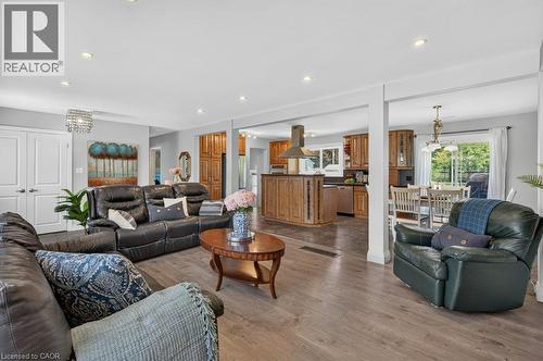 100 Alderson Drive, Hamilton, ON - Indoor Photo Showing Living Room