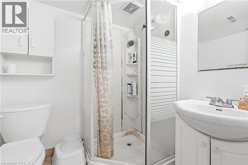 17 West 3Rd Street, Hamilton, ON - Indoor Photo Showing Bathroom