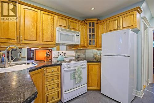 32 Dalewood Crescent, Hamilton, ON - Indoor Photo Showing Kitchen
