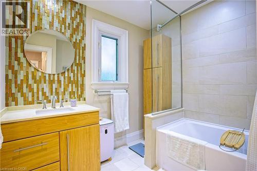 32 Dalewood Crescent, Hamilton, ON - Indoor Photo Showing Bathroom