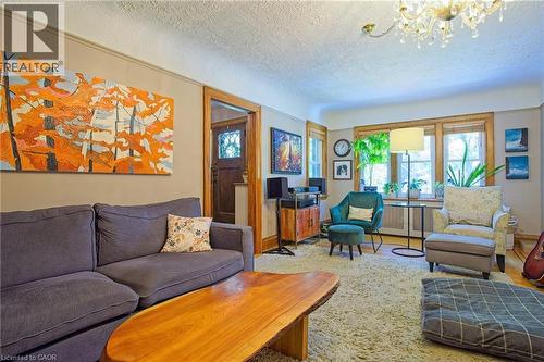 32 Dalewood Crescent, Hamilton, ON - Indoor Photo Showing Living Room