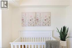 Recessed ceiling detail and light-toned walls - 