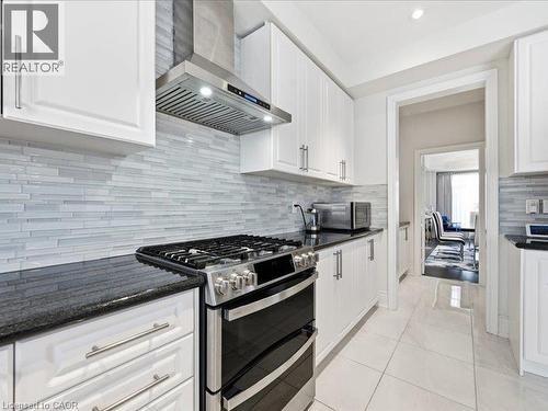 39 Avanti Crescent, Waterdown, ON - Indoor Photo Showing Kitchen With Upgraded Kitchen