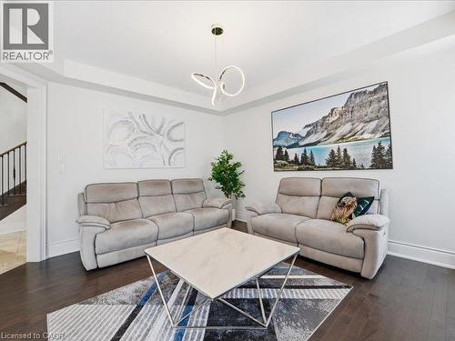 39 Avanti Crescent, Waterdown, ON - Indoor Photo Showing Living Room