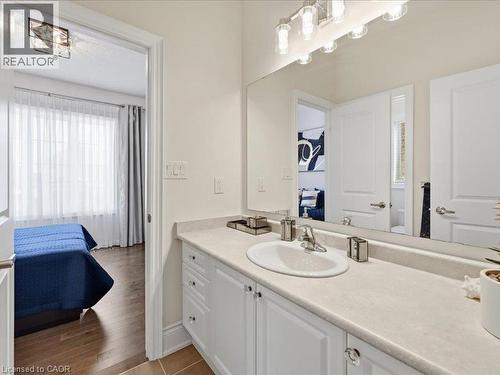 39 Avanti Crescent, Waterdown, ON - Indoor Photo Showing Bathroom