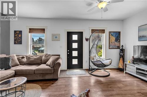 30 Sunset Avenue, Hamilton, ON - Indoor Photo Showing Living Room