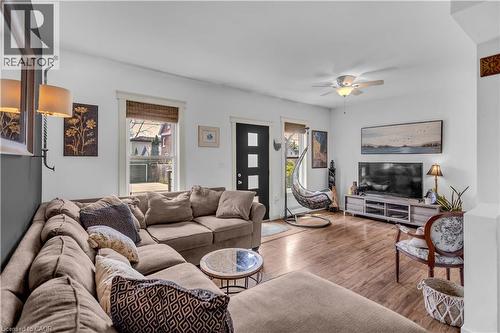 30 Sunset Avenue, Hamilton, ON - Indoor Photo Showing Living Room